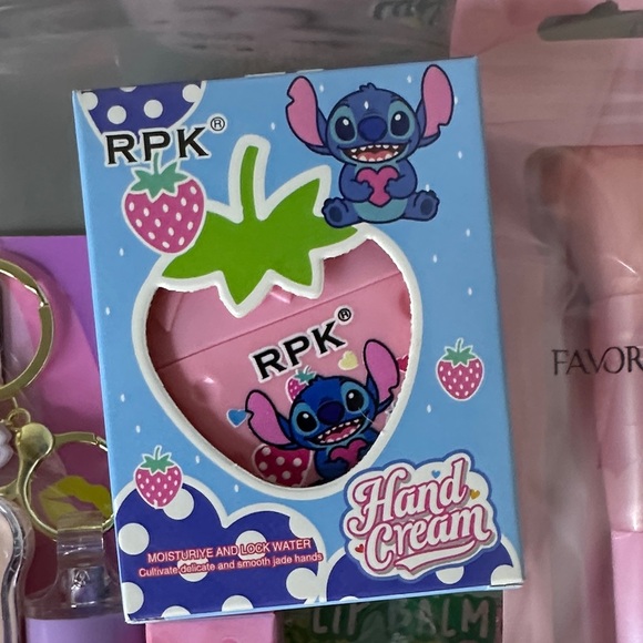 Hello Kitty & Stitch Beauty Gift Set | Lip Gloss, Highlighter & Accesories - Picture 5 of 6